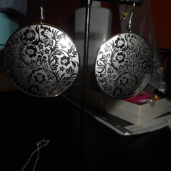 Silver Floral pattern necklace with earrings Jewelry Set - Picture 1 of 8